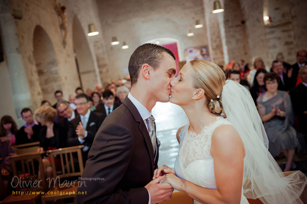 Bisou des mariés à l'église