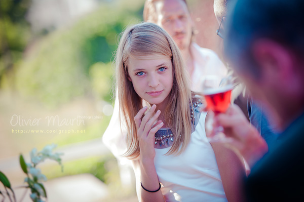 Portrait jeune fille pendant le cocktail