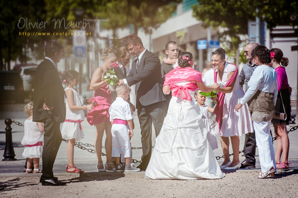 Portraits des mariés et invités devant la Mairie