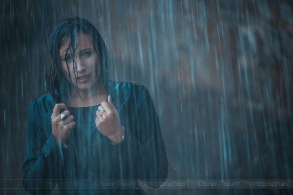 Portrait modèle sous la pluie