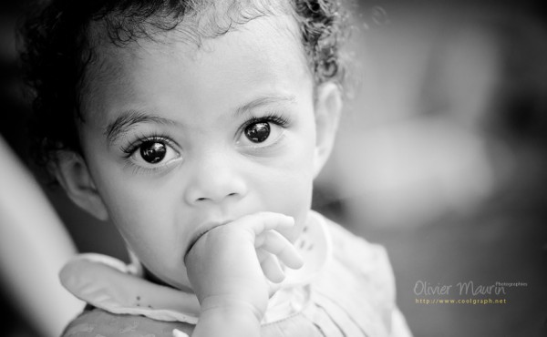 Portrait de petite fille pendant un mariage