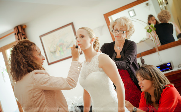 Préparatifs mariage maquillage et habillage de la mariée